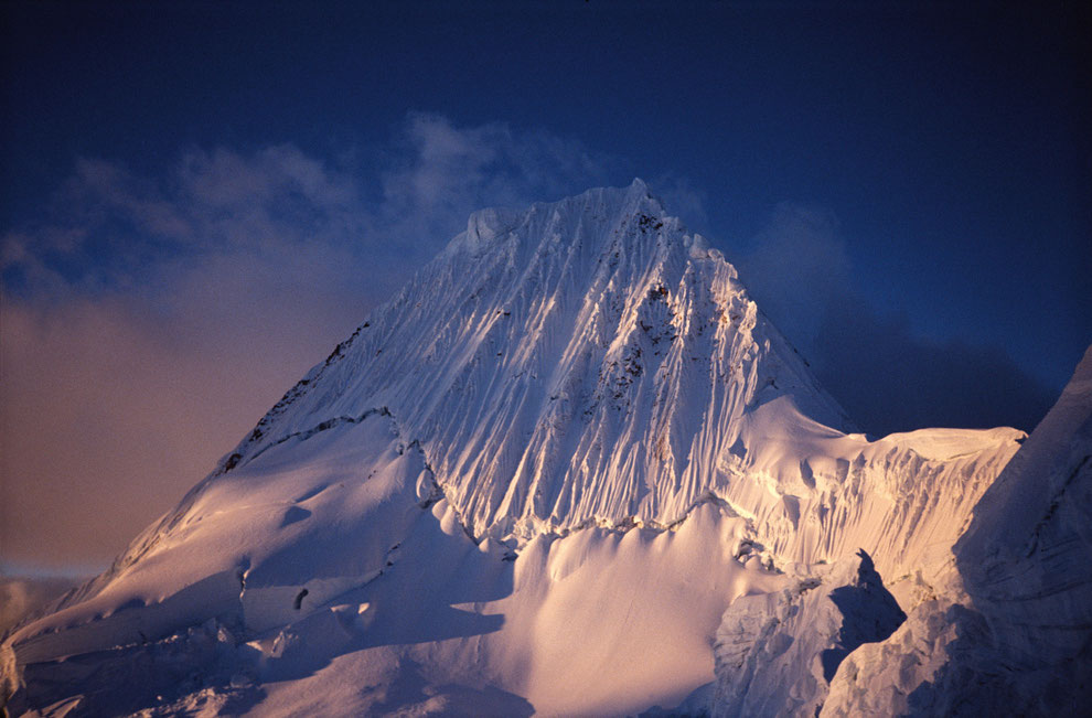 Bergwandern und Bergsteigen in Peru, da schlägt das Herz höher!! Cordillera Blanca, der majestätische Alpamayo im Abendlicht - Foto: PromPeru