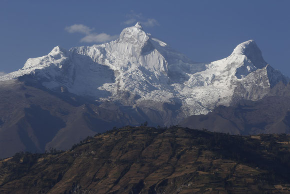 Wandern in der Cordillere Blanca: Gewaltiges Bergmassiv des Nevado Huandoy - Foto: PromPeru