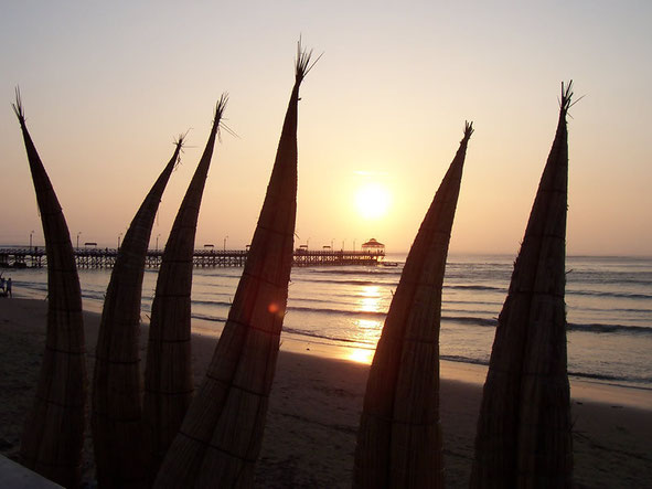 Die traditionelle Bauweise der Schilfrohr - Binsen - Boote besteht in Huanchaco weiterhin