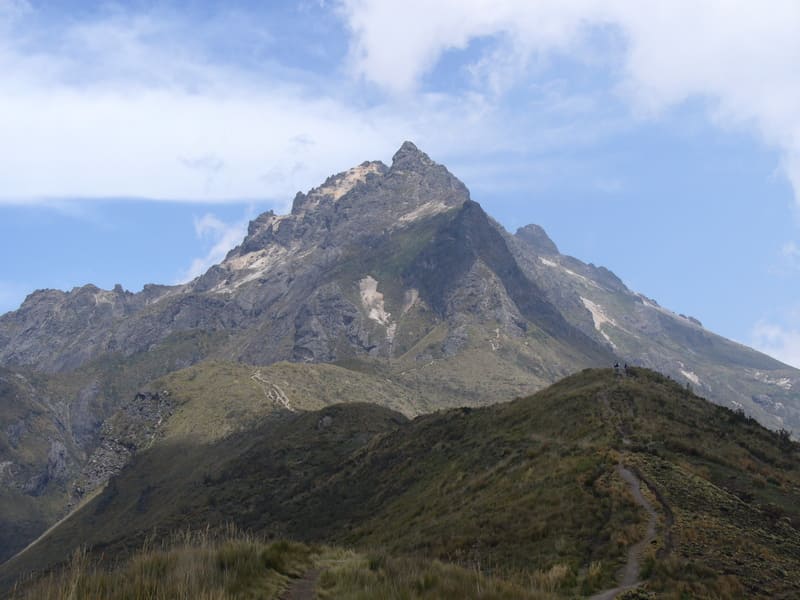 Hoch über Quito thront der Rucu Pichincha